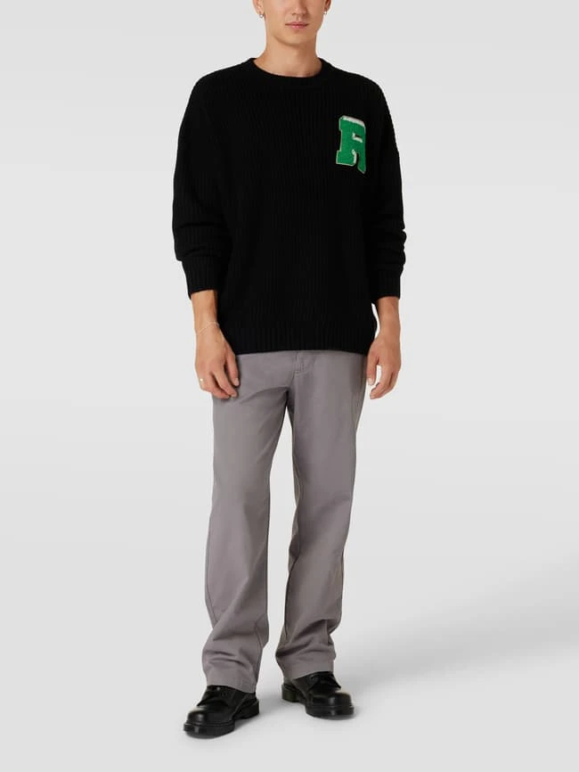 REVIEW Hose Mit Label-Patch - Graphit 1 REVIEW Hose Mit Label-Patch - Graphit